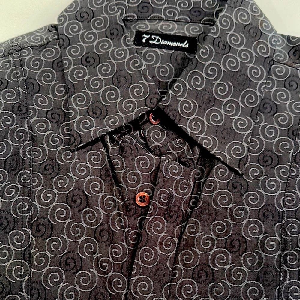 7 Diamonds Casual Button Down Shirt with Spiral Design. Runs large